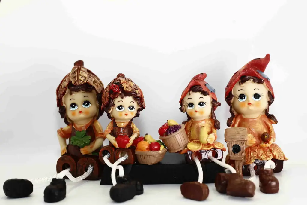 Set of 4 decorative statues