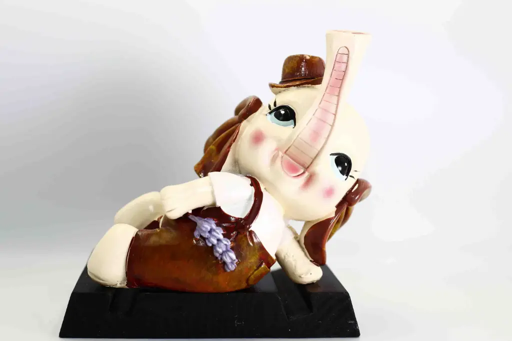 Decorative figurines B143