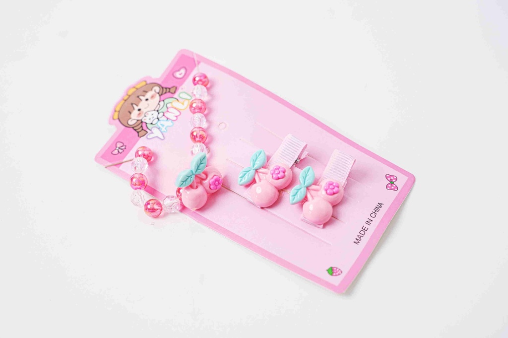 Set of hair clips and jewelry